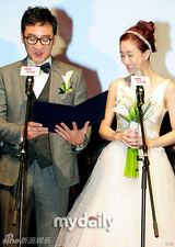 组图：韩星严泰雄郑丽媛婚纱装扮出席新片发布会