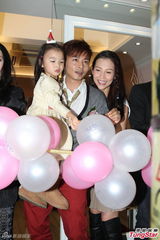 组图：蔡少芬开童装店 拿两女儿当活招牌