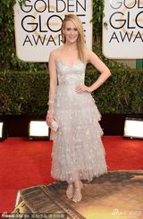 组图：金球奖女星红毯 沃特森露背亚当斯八字奶