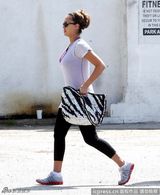 组图：杰西卡-阿尔芭产后积极恢复 塑身运动装亮相