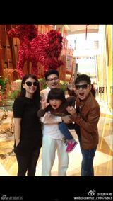 组图：王诗龄拍照扮小恶魔 Kimi变身超人