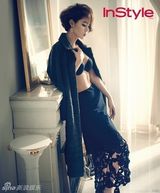 组图：韩星金成玲拍写真露酥胸 拥抱花美男