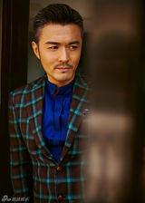 组图：于小伟街拍 熟男魅力演绎英伦回潮