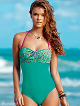 组图：丹麦甜心妮娜明艳比基尼写真风情万种