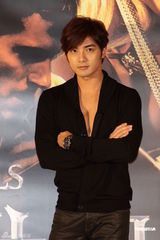 组图：性感型男贺军翔露胸肌 自曝期中考得满分