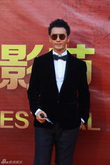 组图： 赵本山师徒压轴长影节 倪妮蓝裙优雅显大气