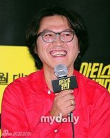 组图：韩女星宣传情色片 爆乳性感撑开拉链