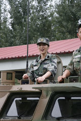 组图：主持人李蜜军营探班 变身魅力女兵