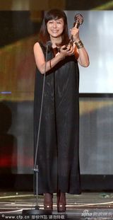 组图：黄韵玲获作曲人奖 开心向观众鞠躬道谢