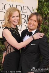 组图：妮可-基德曼网纹裙秀蛮腰 与老公秀甜蜜