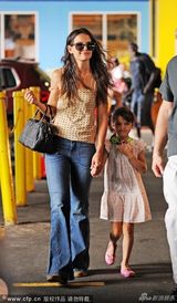 组图：凯蒂穿吊带走辣妈风 苏瑞麻花辫嘟嘴可爱