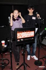 组图：王菀之方大同齐聚彩排 大方谈及私生活