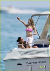 高清组图：艾薇儿海边度假 穿性感比基尼怒竖中指