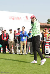 组图：黄奕不理老公炮轰 打高尔夫展笑容