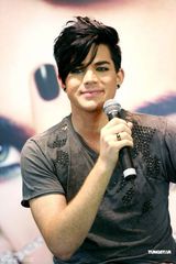 组图：美偶歌手兰伯特香港将开唱 入乡随俗穿唐装