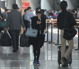 组图：baby黑装独自现身机场 棒球帽墨镜显潮范