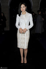 组图：高圆圆与斯内德米兰观秀 铆钉裙朋克十足