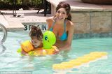 组图：幼齿妈咪比基尼秀巨乳 与女儿泳池嬉戏