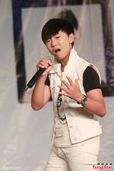 组图：三位小“鸟叔”助阵发布会 大秀骑马舞