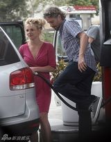 幻灯图集：布兰妮和男友杰森加油站秀恩爱