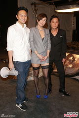 组图：张智霖为自己导MV 蔡一杰伍咏薇现场搞怪