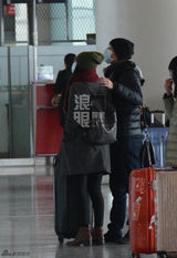 独家：高圆圆送赵又廷离京 牵手依偎机场拥吻