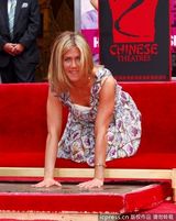 组图：安妮斯顿留名星光大道 男友捧场晒恩爱