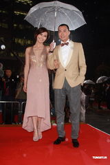 组图：陈法拉身着裸色长裙牵手谢天华撑伞入场