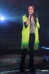 组图：《劲歌金曲》录影 阿娇(钟欣桐)出席郑欣宜落泪