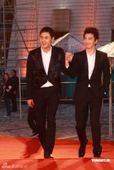 幻灯：香港金像奖颁奖红毯 阮经天赵又廷牵手现身