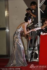 组图：《危险关系》剧组亮相 张柏芝银色长裙闪耀全场