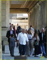 组图：50岁德普牵26岁超模逛街 恋情浮出水面