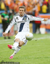 组图：贝克汉姆告别赛三子助阵 拥吻儿子父爱浓