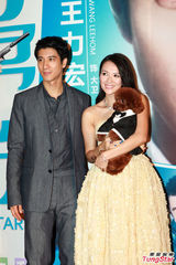 组图：章子怡抱爱犬走红毯 关颖露美背性感抢镜