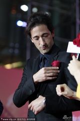 组图：奥斯卡影帝布罗迪搞怪 长脸戴花扮娇艳