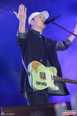 组图：崔健香港热血开唱 演绎经典掀摇滚狂欢