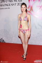 组图：亚姐泳装火辣秀胸 怪咖多女版王祖蓝现身