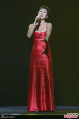 组图：叶倩文挤爆乳助阵名车 力挺老公新歌