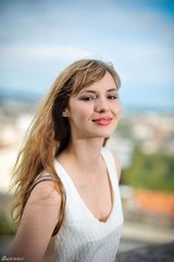 高清组图：法国女星露易丝-布尔昆白裙清纯亮相