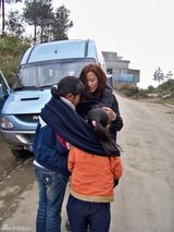 幻灯：“善行助学”贵州慈善行　梁铮泪送随身围巾 