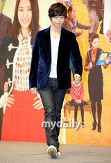 组图：金贤珠朴有天出席《闪闪发光的》发布会