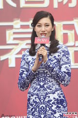 组图：李嘉欣青花瓷装亮相 专人搀扶“孕味”足