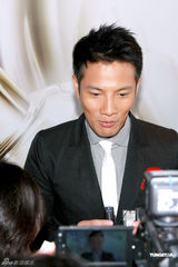 幻灯图：杨谨华性感半球代言 丁子高为其加冕献花