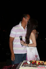 组图：温碧霞吊带裙亮相生日趴 与老公亲密接吻