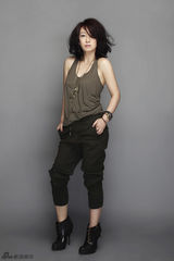 组图：秦海璐登日刊封面  时尚造型尽显帅气性感