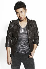 组图：王今铎时尚写真 阳光笑容传递温暖