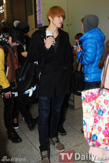 组图：韩团EXO-M与INFINITE赴菲律宾亮相机场