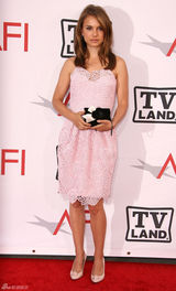 高清图：影评协会终生成就奖颁奖 波特曼美艳