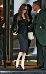 组图：安吉丽娜-朱莉现身变身黑色控 步伐轻盈