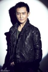 组图：高天拍写真大片 皮衣夹克展硬汉本色